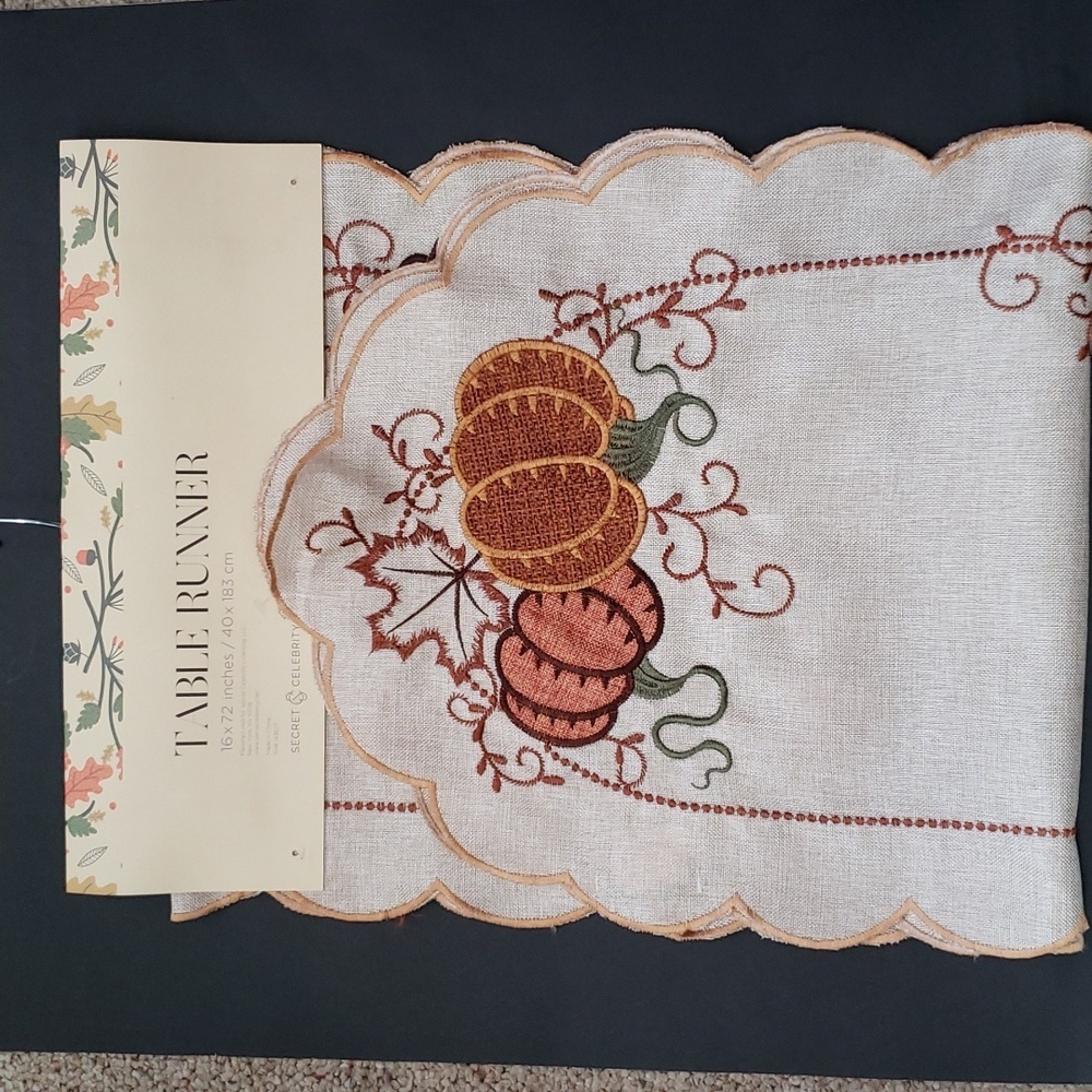 Secret Celebrity NWT Pumpkins and Leaves 72 x 16 Table Runner